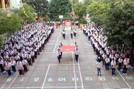 Lễ rước cờ Tổ quốc và ảnh Bác tại Lễ khai giảng năm học 2019- 2020 Trường THCS Ngô Quyền, Hà Nội. (Ảnh: Anh Tuấn/TTXVN)