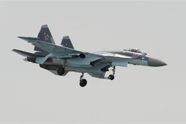 Máy bay chiến đấu Su-35 của Nga bay trình diễn tại Triển lãm hàng không quốc tế ở Paris, Pháp. (Ảnh: AFP/TTXVN)