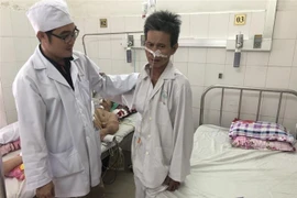 Sức khỏe bệnh nhân N.P.H (bên phải) sau 10 ngày phẫu thuật đã ổn định, có thể xuất viện trong vài ngày tới. (Ảnh: TTXVN phát)