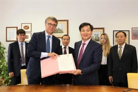 Tổng Thanh tra Chính phủ Lê Minh Khái và Chủ tịch Anac, ông Raffaele Cantone ký Bản ghi nhớ hợp tác song phương. (Ảnh: Hải Linh/TTXVN)