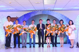 Đồng chí Nguyễn Đức Lợi, Ủy viên Trung ương Đảng, Tổng giám đốc Thông tấn xã Việt Nam trao giải cho các tác giả có Tác phẩm truyền hình xuất sắc. (Ảnh: Thành Đạt/TTXVN)