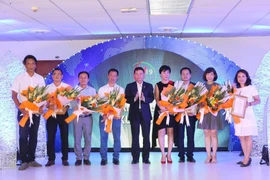Đồng chí Nguyễn Đức Lợi, Ủy viên Trung ương Đảng, Tổng giám đốc Thông tấn xã Việt Nam trao giải cho các tác giả có Tác phẩm truyền hình xuất sắc. (Ảnh: Thành Đạt/TTXVN)
