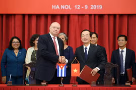 Hai đồng Chủ tịch Ủy ban liên Chính phủ Việt Nam - Cuba: Bộ trưởng Bộ Xây dựng Việt Nam Phạm Hồng Hà (bên phải) và Bộ trưởng Bộ Ngoại thương và Đầu tư nước ngoài Cuba Rodrigo Malmierca Diaz (bên trái) ký kết biên bản kỳ họp. (Ảnh: Danh Lam/TTXVN)