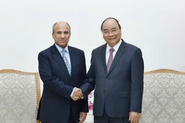 Thủ tướng Nguyễn Xuân Phúc tiếp Đại sứ Vương quốc Saudi Arabia, ông Saud F.M Al Suwelim. (Ảnh: Thống Nhất/TTXVN)