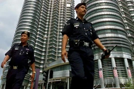Cảnh sát tuần tra tại khu vực gần tòa tháp đôi Petronas tại Kuala Lumpur, Malaysia. (Ảnh: AFP/ TTXVN)
