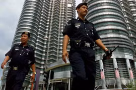 Cảnh sát tuần tra tại khu vực gần tòa tháp đôi Petronas tại Kuala Lumpur, Malaysia. (Ảnh: AFP/ TTXVN)