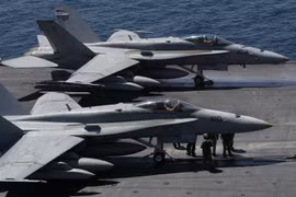Máy bay chiến đấu của hải quân Mỹ chuẩn bị cất cánh từ tàu sân bay USS Kitty Hawk ở phía Bắc vùng Vịnh tháng 4/2003. (Ảnh: AFP/TTXVN)
