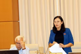 Chủ nhiệm Ủy ban Tư pháp của Quốc hội Lê Thị Nga trình bày báo cáo thẩm tra. (Ảnh: Trọng Đức/TTXVN)