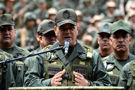 Bộ trưởng Quốc phòng Venezuela Vladimir Padrino phát biểu tại một cuộc họp báo ở Caracas. (Ảnh: AFP/TTXVN)