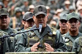 Bộ trưởng Quốc phòng Venezuela Vladimir Padrino phát biểu tại một cuộc họp báo ở Caracas. (Ảnh: AFP/TTXVN)