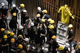 Những người biểu tình quá khích xông vào trụ sở cơ quan lập pháp của đặc khu hành chính Hong Kong (Trung Quốc) ngày 1/7. (Ảnh: AFP/TTXVN)