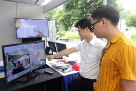 Gian trưng bày, triển lãm về trí tuệ nhân tạo của Công ty cổ phần AMO-Z.com RUNSYSTEM. (Ảnh: Anh Tuấn/TTXVN)