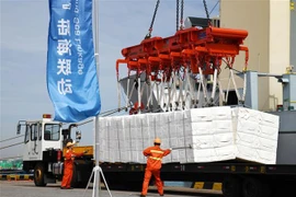 Bốc dỡ hàng hóa tại cảng Thanh Đảo, tỉnh Sơn đông, Trung Quốc. (Ảnh: THX/TTXVN)