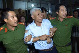 Công an tỉnh Thanh Hóa bắt giữ đối tượng Trương Phú Cự. (Ảnh: Trịnh Duy Hưng/TTXVN)