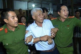 Công an tỉnh Thanh Hóa bắt giữ đối tượng Trương Phú Cự. (Ảnh: Trịnh Duy Hưng/TTXVN)