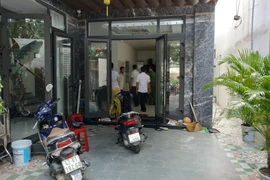 Các chủ nợ kéo đến ngôi nhà số 8 đường Cẩm Nam 4 (phường Hòa Xuân, quận Cẩm Lệ, thành phố Đà Nẵng). (Ảnh: Quốc Dũng/TTXVN)