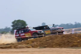 Phần thi song đấu là phần thi hấp dẫn bởi tốc độ xe đua luôn được đẩy lên cao, địa hình hiểm trở và sự cạnh tranh khốc liệt đến từ các đội thi.(Ảnh: Trọng Đạt/TTXVN)