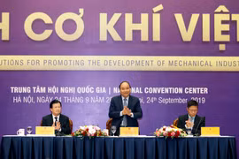 Thủ tướng Nguyễn Xuân Phúc chủ trì hội nghị về các giải pháp thúc đẩy phát triển ngành cơ khí Việt Nam. (Ảnh: Thống Nhất/TTXVN)