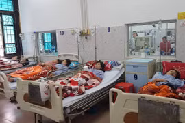 Các nạn nhân được điều trị tại Bệnh viện đa khoa tỉnh Nam Định. (Ảnh: Công Luật/TTXVN)