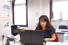 Nhân viên làm việc tại Trung tâm tư vấn một cửa cho người nước ngoài của tỉnh Gunma của Nhật Bản. (Ảnh: Đào Tùng/TTXVN)