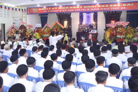 Tại TP.HCM, Ban Cai quản Nam Thành Thánh thất Cao Đài tổ chức Đại lễ kỷ niệm 93 năm ngày Khai đạo Đại Đạo Tam kỳ Phổ độ (23/8 năm Bính Dần tức 23/8 năm Kỷ Hợi). (Ảnh: Xuân Khu/TTXVN)