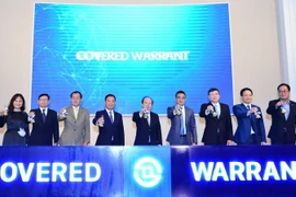 Nghi thức rung chuông khai trương giao dịch Chứng quyền có bảo đảm tại HOSE. (Ảnh: Hứa Chung/TTXVN)