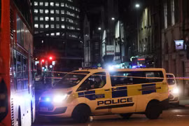 Cảnh sát Anh phong tỏa khu vực quanh cầu London sau vụ tấn công bằng dao, tối 29/11. (Ảnh: AFP/TTXVN)