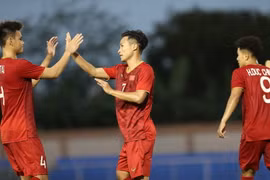 Tiền vệ Việt Hưng (7) ăn mừng bàn thắng với đồng đội sau khi ghi được cho U22 Việt Nam trong trận ra quân gặp U22 Brunei. (Ảnh: Hoàng Linh/TTXVN)