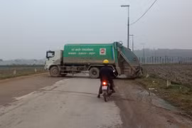 Xe rác vào bãi thải phải quay đầu vì dân chặn đường. (Ảnh: Hùng Võ/Vietnam+)