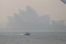 Khói bụi từ các đám cháy rừng bao phủ thành phố Sydney của Australia ngày 21/11 vừa qua. (Ảnh: THX/TXTVN)