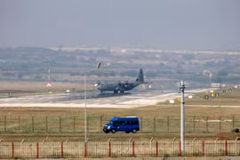 Máy bay quân sự Hercules C-130 tại căn cứ không quân Incirlik, ngoại ô Adana, Thổ Nhĩ Kỳ. (Ảnh: AFP/TTXVN)
