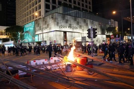 Người biểu tình bạo lực đốt phá trên đường phố tại Hong Kong, Trung Quốc. (Ảnh: THX/TTXVN)