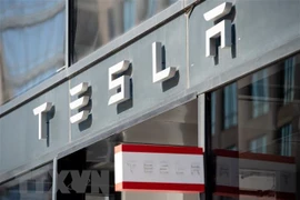 Biểu tượng Tesla tại cửa hàng ở Washington, DC, Mỹ. (Ảnh: AFP/ TTXVN)