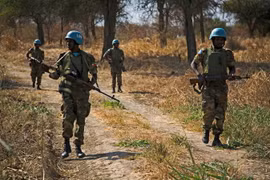 Lực lượng gìn giữ hòa bình Liên hợp quốc tuần tra tại thị trấn Abyei của Sudan. (Ảnh: AFP/TTXVN)