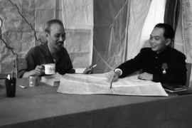 Hồ Chí Minh và Võ Nguyên Giáp với Quân đội Nhân dân Việt Nam