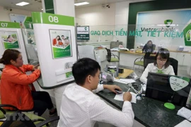 Khách hàng giao dịch tại Vietcombank. (Ảnh: Trần Việt/TTXVN)