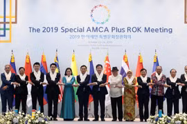 Các Bộ trưởng Văn hóa Hàn Quốc và 10 nước thành viên thuộc ASEAN chụp ảnh chung trước hội nghị tại Gwangju ngày 24/10 vừa qua. (Ảnh: Yonhap/TTXVN)