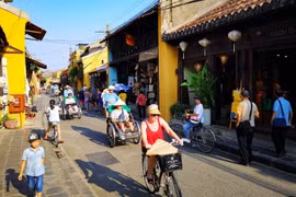 Du khách quốc tế tham quan Phố cổ Hội An. (Ảnh: Thanh Tùng/TTXVN)