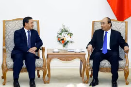 Thủ tướng Nguyễn Xuân Phúc tiếp Đại sứ Lào Sengphet Houngboungnuang. (Ảnh: Thống Nhất/TTXVN)