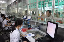 Bộ phận tiếp nhận đăng ký khám bệnh tại Bệnh viện đa khoa Long An. (Ảnh: Đức Hạnh/TTXVN)