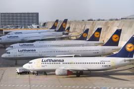 Máy bay của hãng hàng không Lufthansa tại sân bay ở Frankfurt am Main, mien tây nước Đức. (Ảnh: AFP/TTXVN)