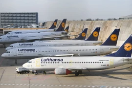 Máy bay của hãng hàng không Lufthansa tại sân bay ở Frankfurt am Main, mien tây nước Đức. (Ảnh: AFP/TTXVN)