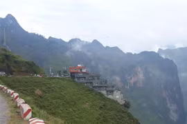 Nhà nghỉ, nhà hàng Panorama Mã Pì Lèng. (Ảnh: Nguyễn Chiến/TTXVN)