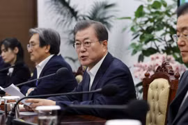 Tổng thống Hàn Quốc Moon Jae-in (thứ 2, phải) chủ trì cuộc họp với các thư ký cấp cao tại Seoul ngày 16/12. (Ảnh: Yonhap/TTXVN)