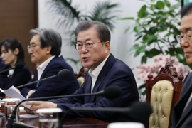 Tổng thống Hàn Quốc Moon Jae-in (thứ 2, phải) chủ trì cuộc họp với các thư ký cấp cao tại Seoul ngày 16/12. (Ảnh: Yonhap/TTXVN)