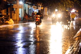 Mưa lớn kéo dài kết hợp triều cường khiến nhiều tuyến đường ở Bến Tre ngập nước. (Ảnh: Thu Hiền/TTXVN)