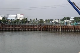 Tuyến kênh Nhánh, thành phố Rạch Giá được đắp đập tạm để ngăn mặn. (Ảnh: Lê Sen/TTXVN)
