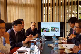 Đại sứ Lê Huy Hoàng và đại diện doanh nghiệp Việt Nam-Nhật Bản trao đổi về các biện pháp đẩy mạnh tiến độ Dự án sắp tới. (Ảnh: Đình Lượng/TTXVN)