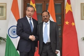 Cố vấn An ninh Quốc gia Ajit Doval và Ngoại trưởng Trung Quốc Vương Nghị tại New Delhi, ngày 21/12. (Nguồn: Twitter)