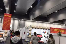 Khách thăm quan gian hàng triển lãm của Việt Nam. (Ảnh: Thương vụ Việt Nam tại Australia cung cấp) 